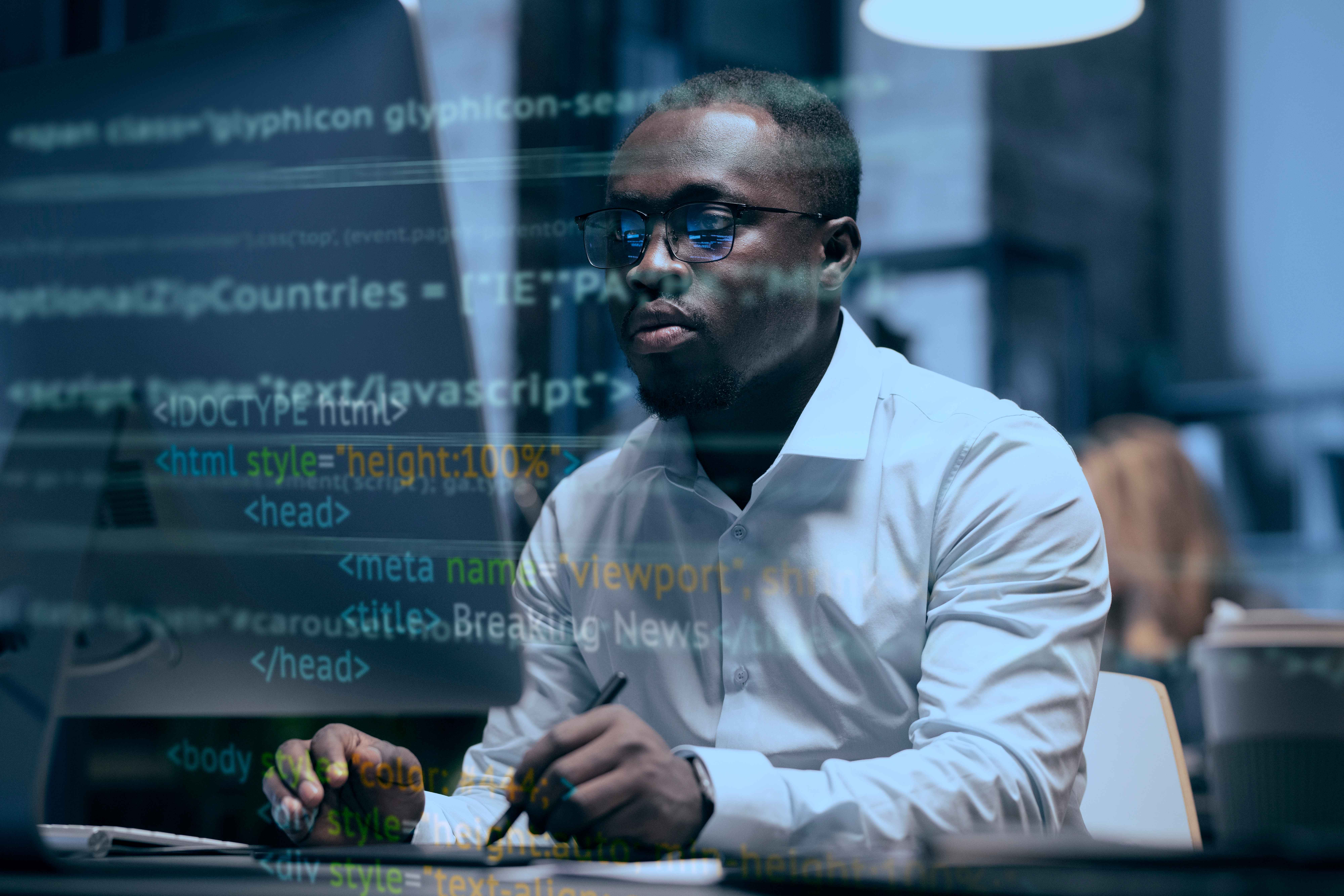 Informaticien travaillant sur des projets digitaux